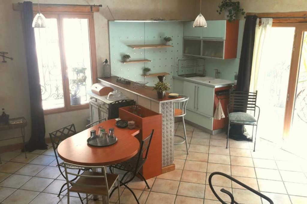 Joli Loft Dans Village Pittoresque Péret Exterior photo